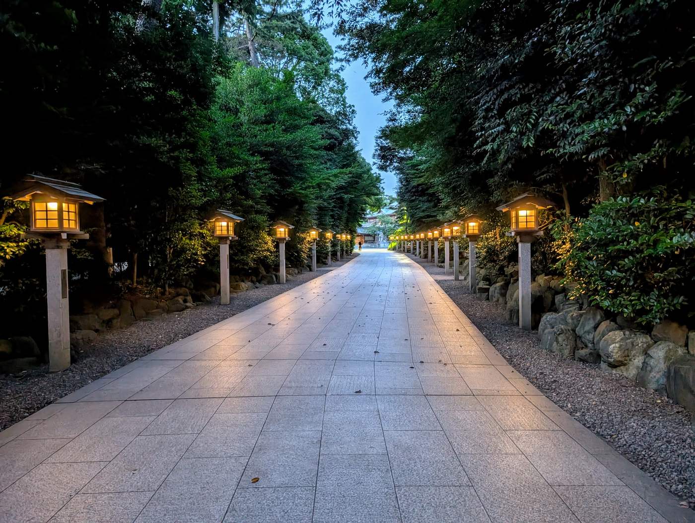 日が落ちたあとの寒川神社の参道。灯籠の灯りが奥までまっすぐ続いている