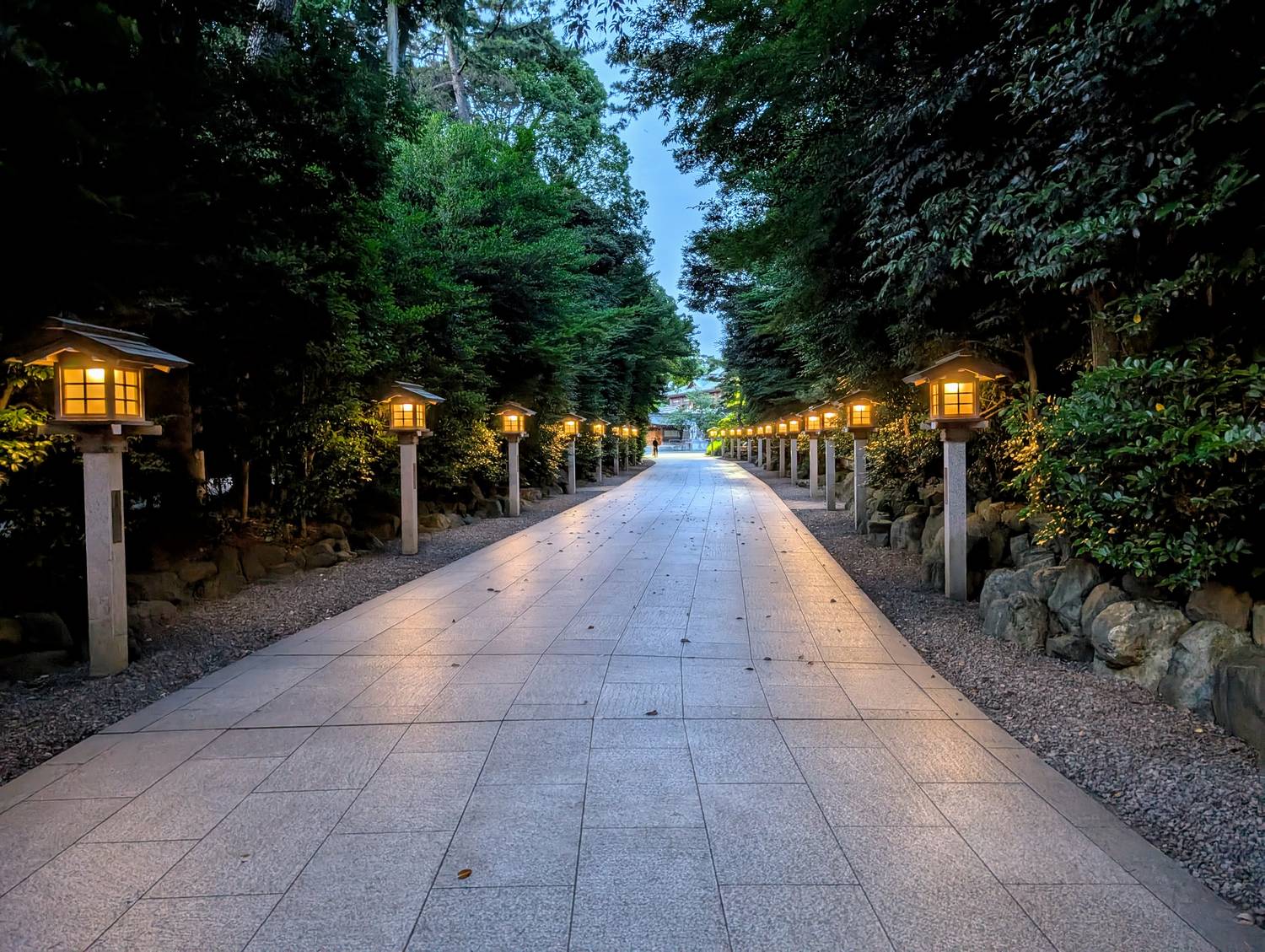 日が落ちたあとの寒川神社の参道。灯籠の灯りが奥までまっすぐ続いている