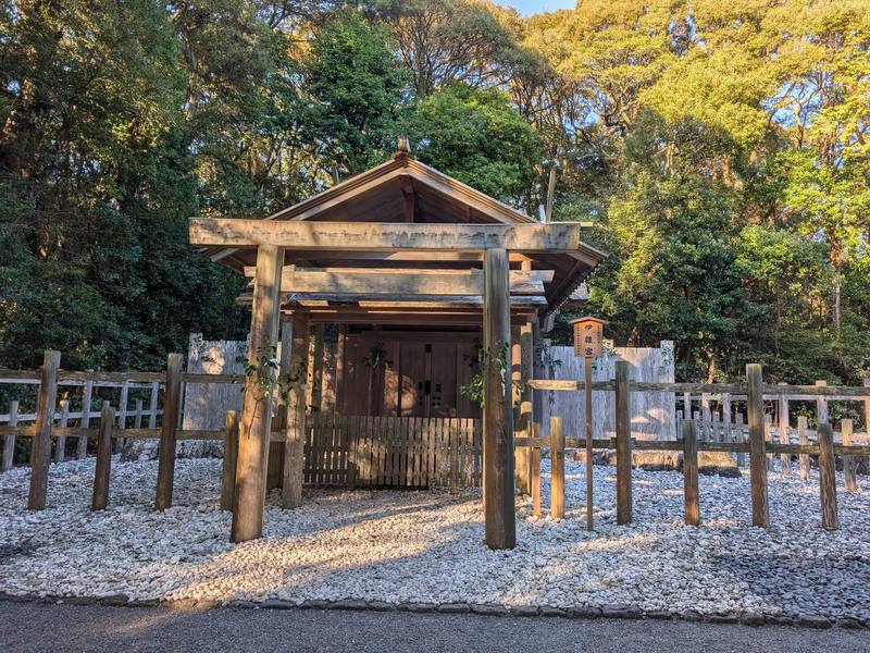 伊雑宮。木の鳥居と玉砂利だけの、静かな別宮